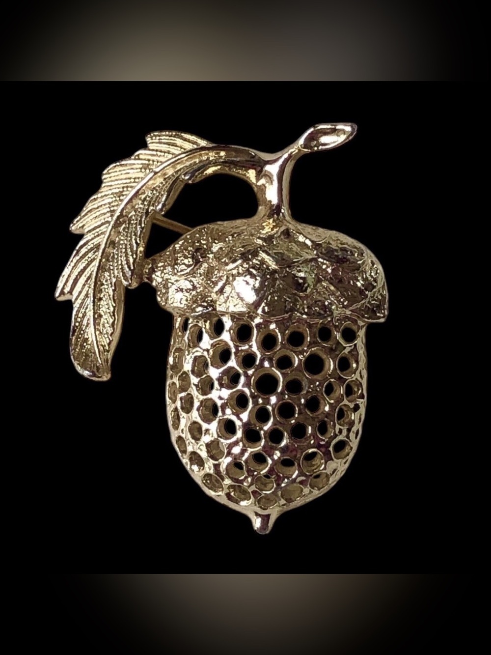 Sarah Coventry Goldtone Acorn Brooch retro vintage